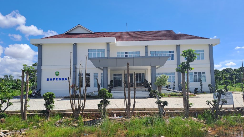 Kantor Bapenda Tapin Terhitung mulai tanggal 22 Januari 2024 seluruh Pelayanan pindah ke Kantor Baru yang terletak di JL.Datu Nuraya Kawasan Perkaantoran Baru (Belakang Kominfo & Bapelitbang)
